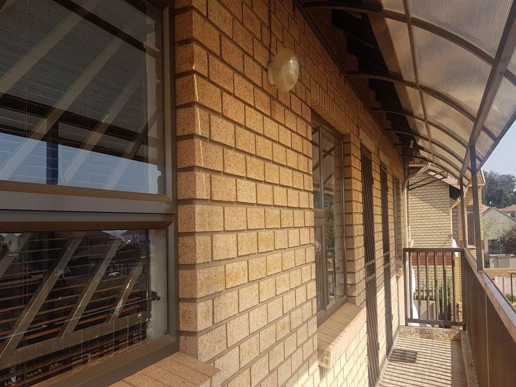 12 Bed Apartment in Lenasia photo number 9