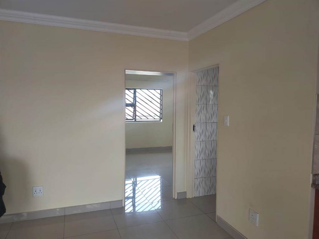 12 Bed Apartment in Lenasia photo number 15