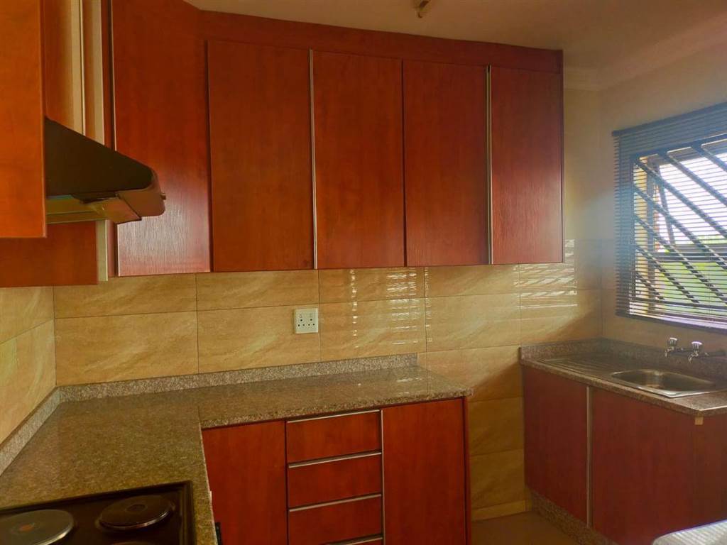 12 Bed Apartment in Lenasia photo number 13