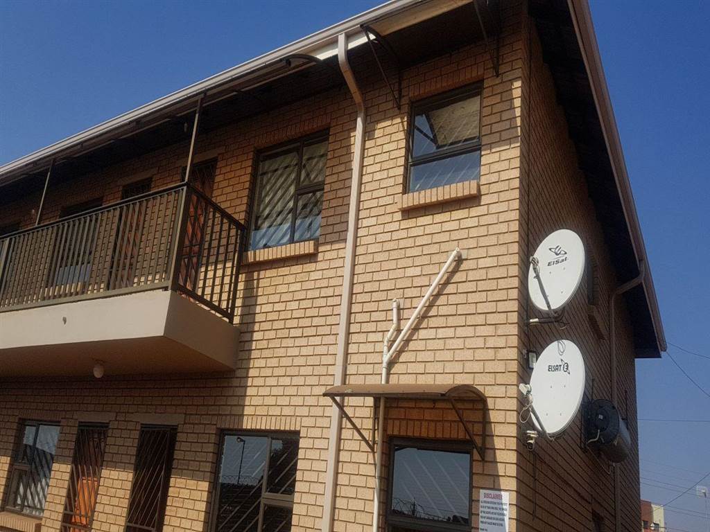 12 Bed Apartment in Lenasia photo number 6