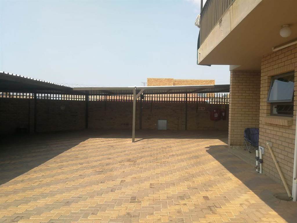 12 Bed Apartment in Lenasia photo number 11