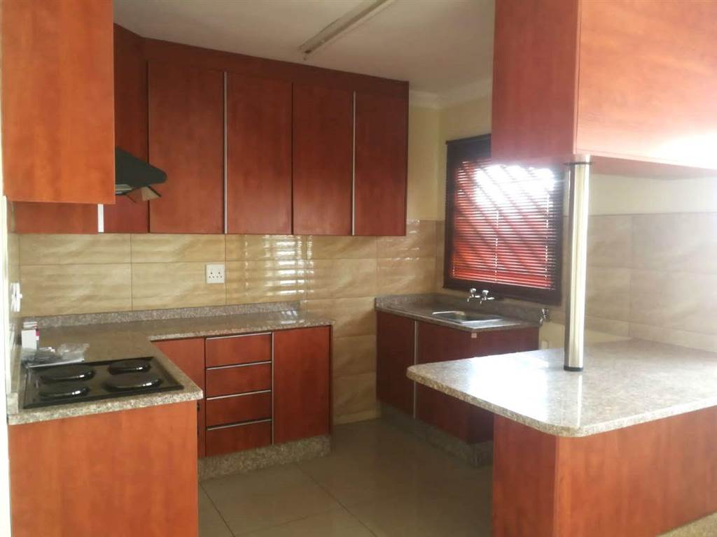 12 Bed Apartment in Lenasia photo number 12