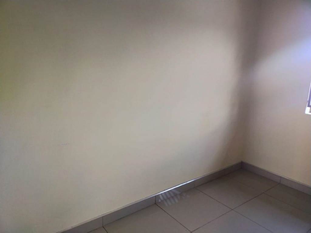 12 Bed Apartment in Lenasia photo number 18