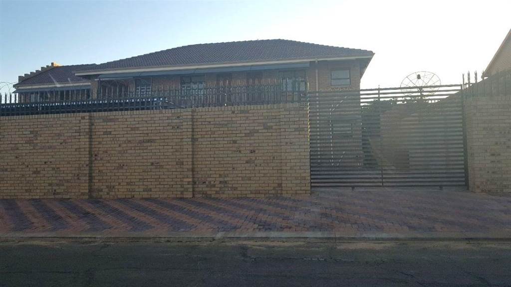 12 Bed Apartment in Lenasia photo number 3