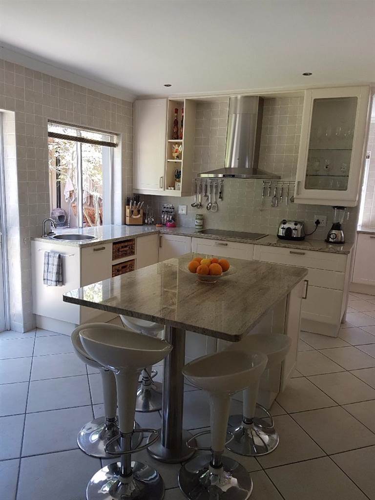 4 Bed House in Hout Bay and surrounds photo number 5