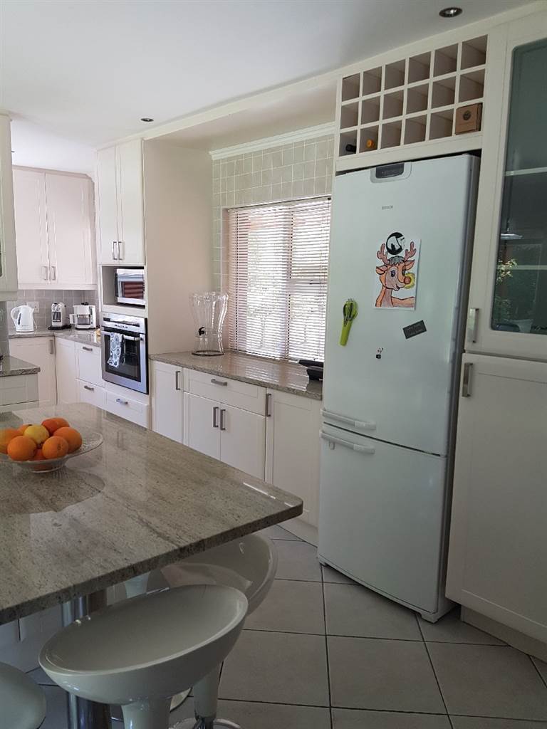 4 Bed House in Hout Bay and surrounds photo number 6