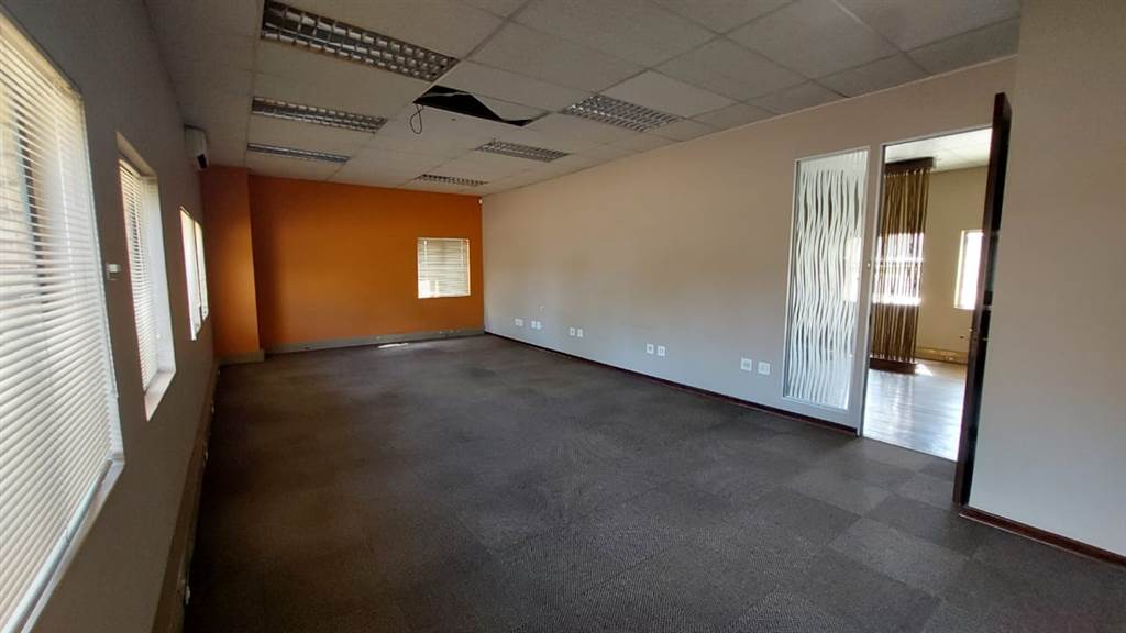 130  m² Commercial space in Lyttelton Manor photo number 11