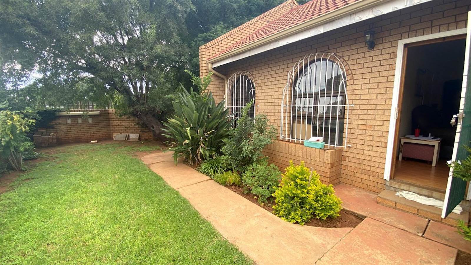 2 Bed Townhouse in Carletonville photo number 11