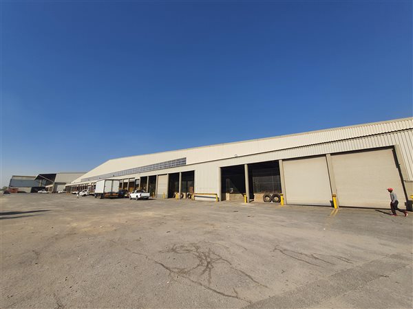 32 000  m² Industrial space