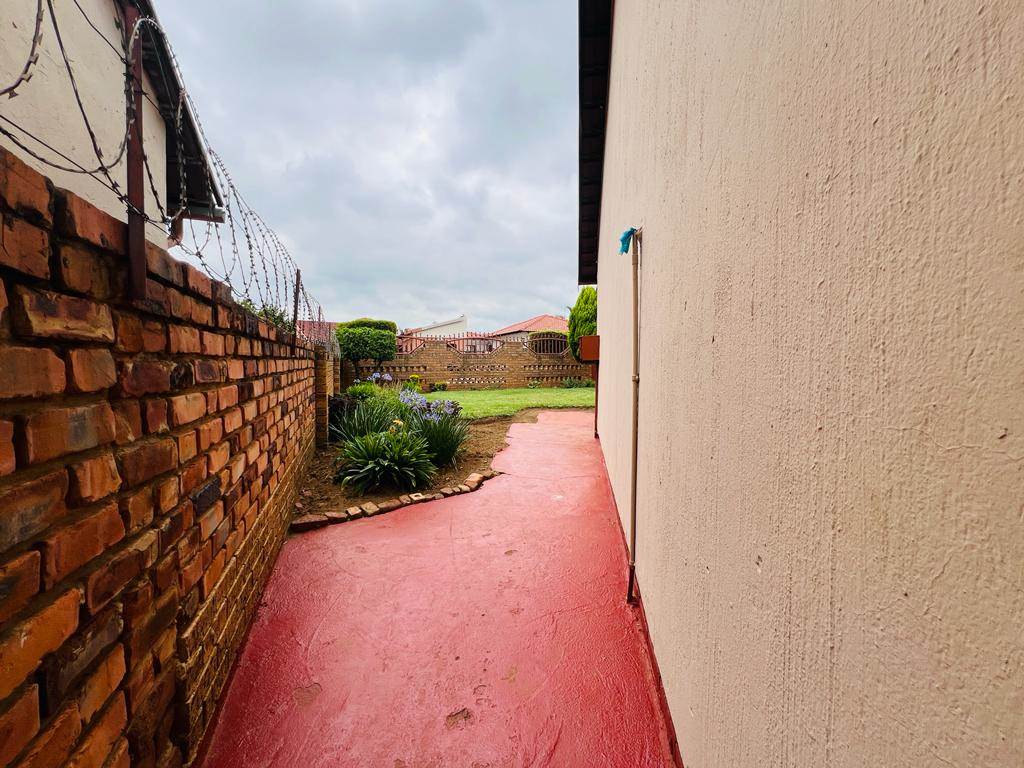 2 Bed House in Mamelodi photo number 12