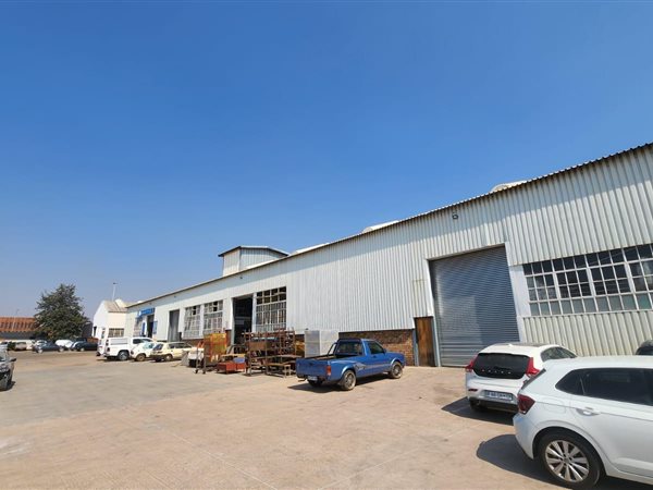 375  m² Industrial space in Rosslyn
