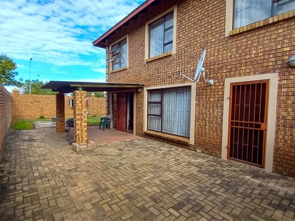 3 Bedroom Townhouse 3 Bedroom Townhouse