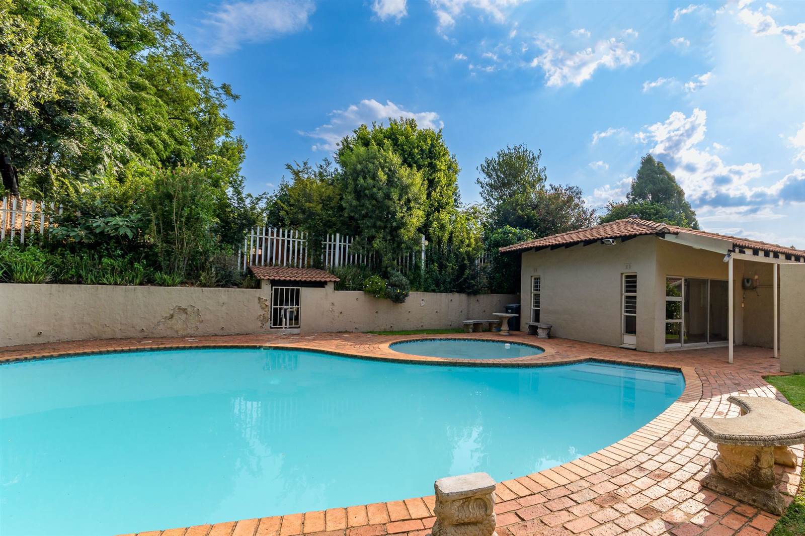 3 Bed Apartment in Corlett Gardens photo number 27