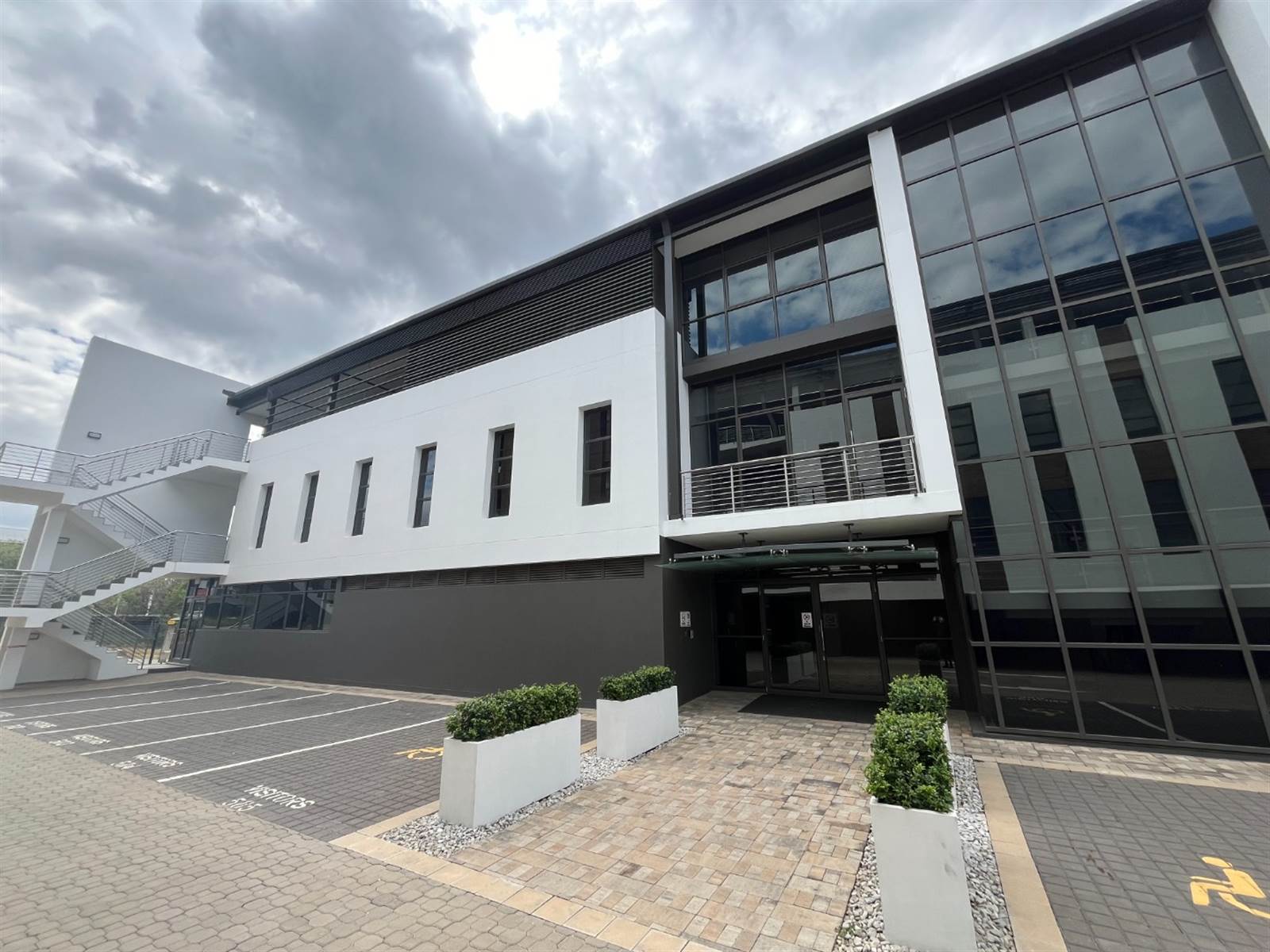 2500  m² Commercial space in Bryanston photo number 2