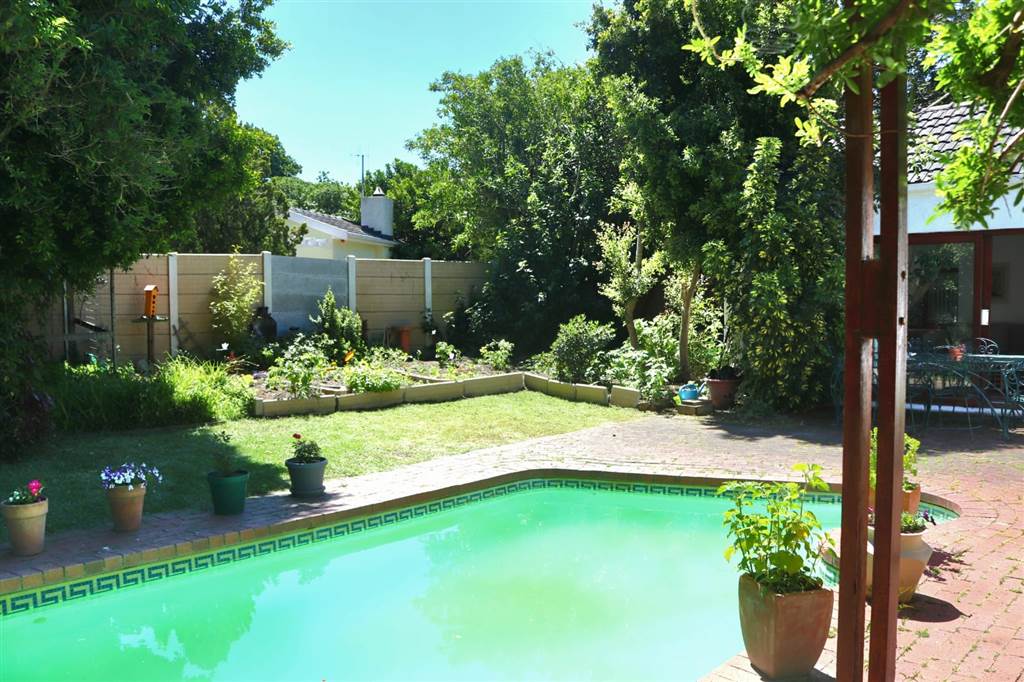 3 Bed House in Constantia photo number 2