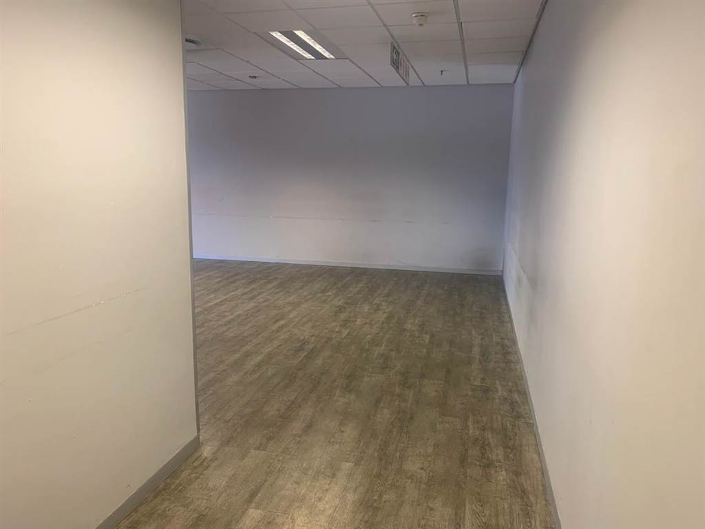 818  m² Office Space in Rosebank photo number 11