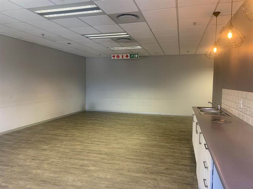 818  m² Office Space in Rosebank photo number 10