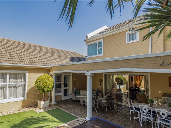 6 Bed House in Flamingo Vlei