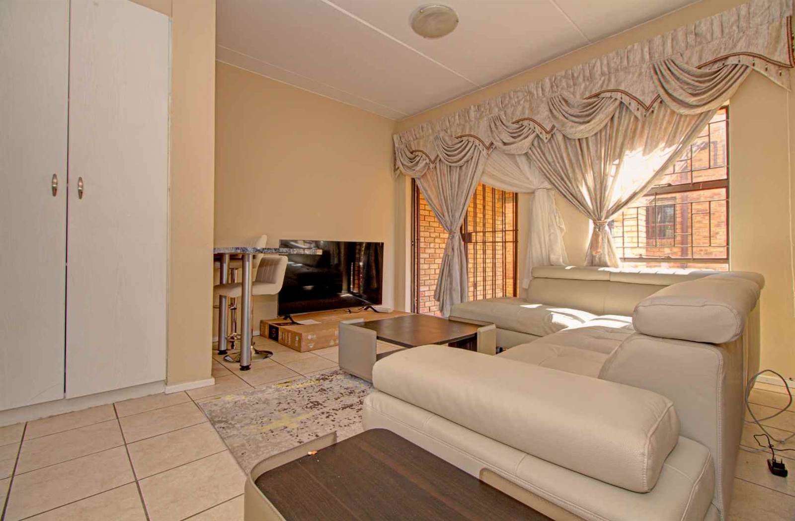 2 Bed Apartment in Wilgeheuwel photo number 3