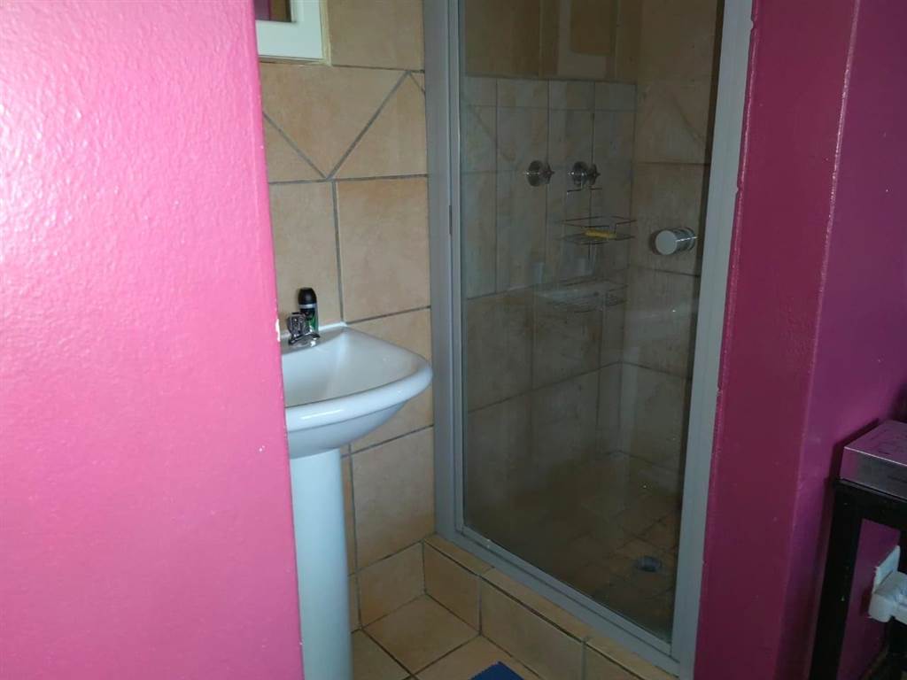 2 Bed Apartment in Clarina photo number 10