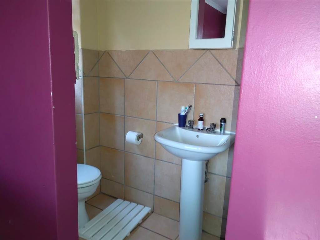 2 Bed Apartment in Clarina photo number 9