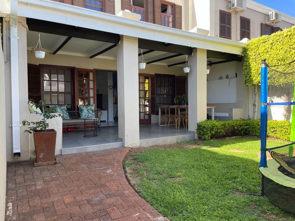 2 Bed Townhouse in Garsfontein photo number 2