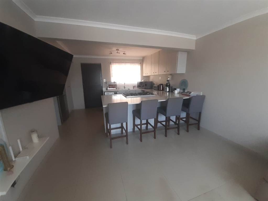 3 Bed Townhouse in Newlands East photo number 3