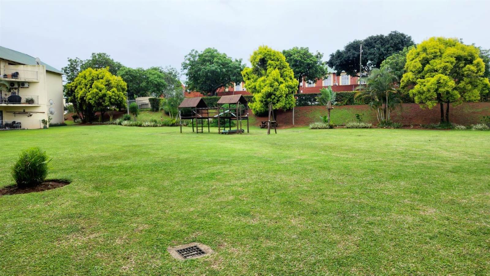 2 Bed Apartment in Mt Edgecombe photo number 8