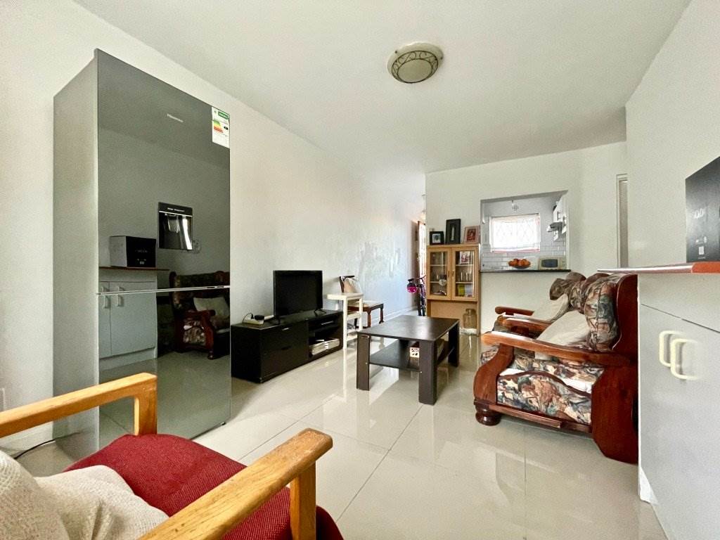 2 Bed Apartment in Wynberg photo number 5