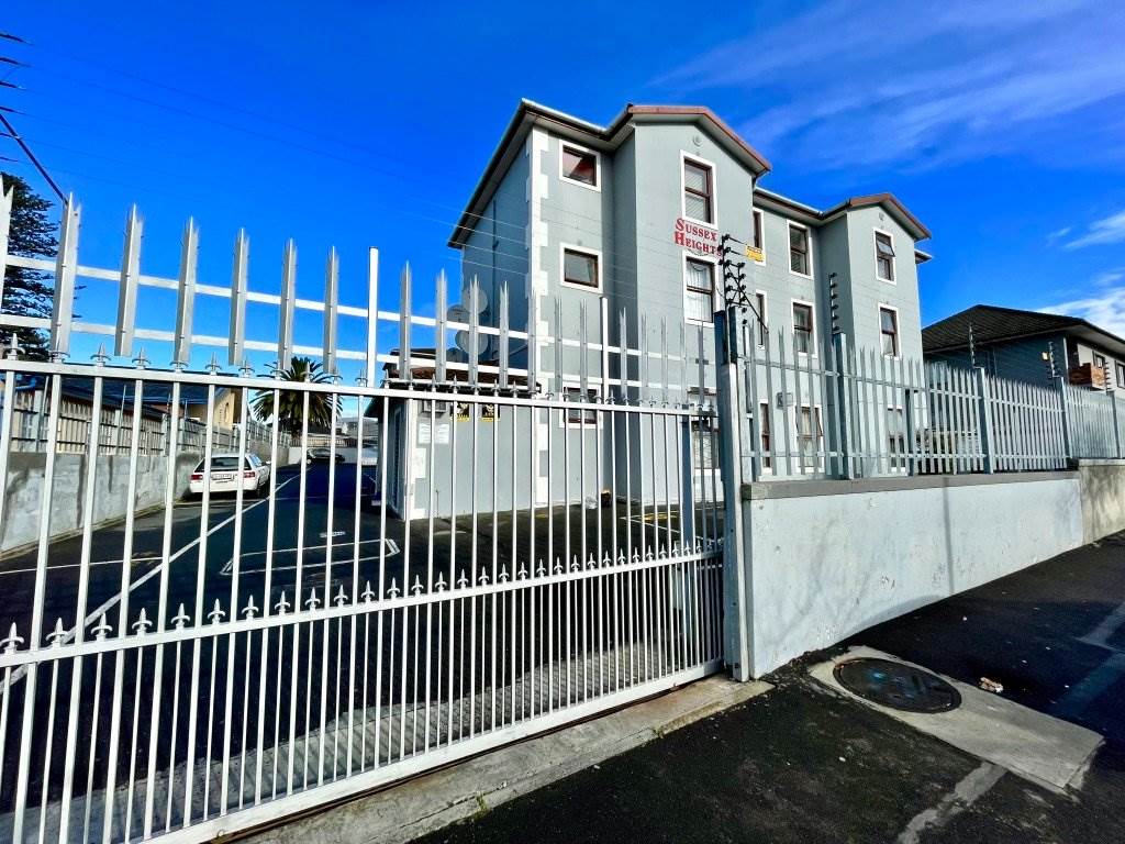 2 Bed Apartment in Wynberg photo number 15