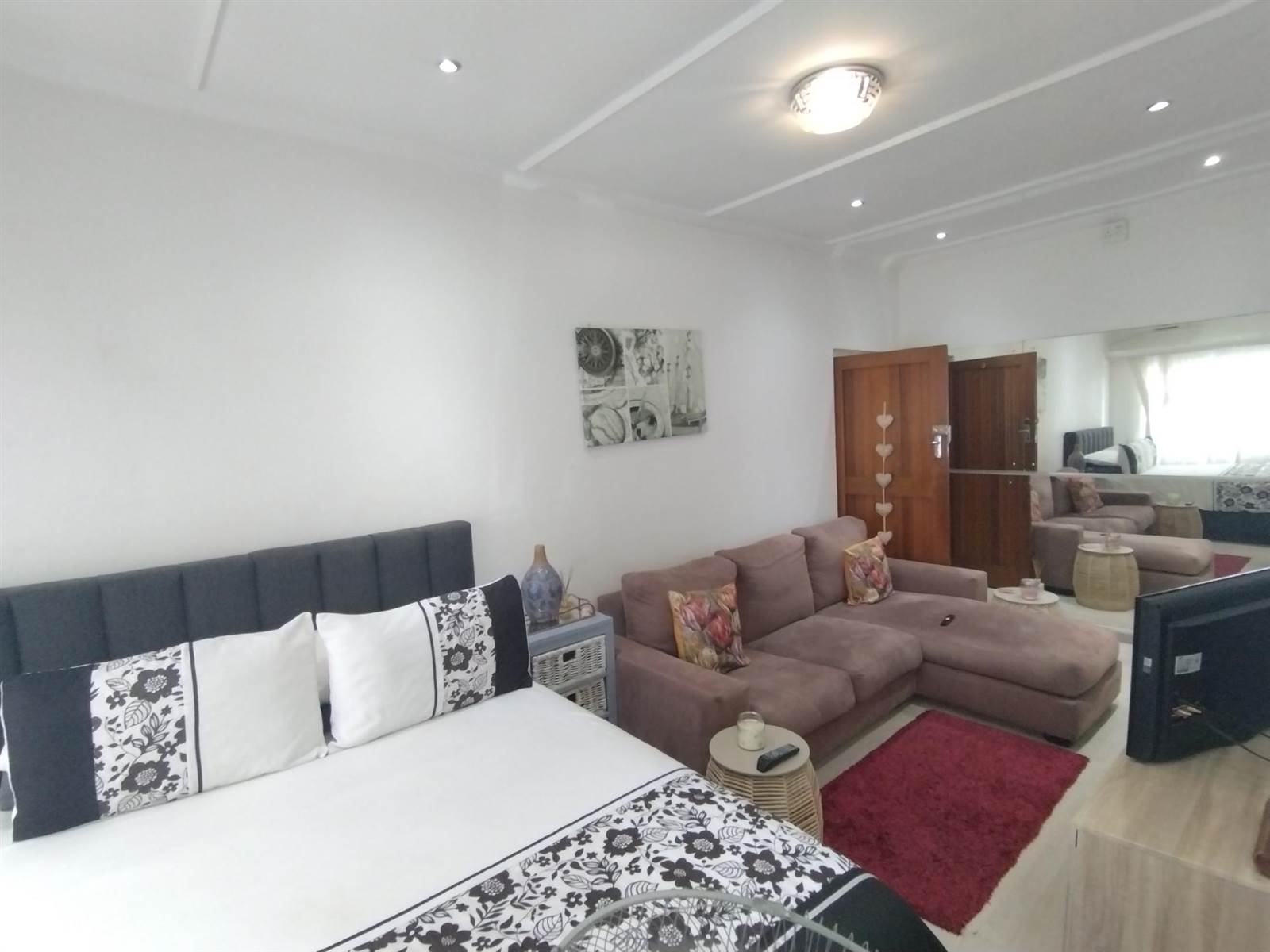 4 Bed Apartment in Bulwer photo number 7