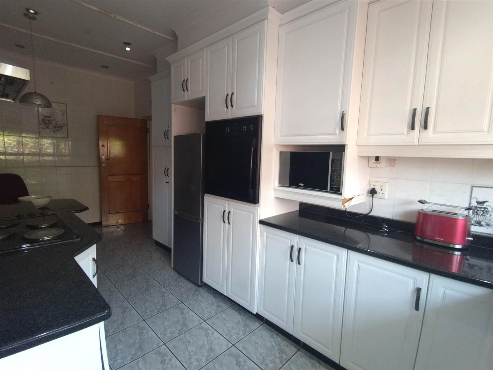 4 Bed Apartment in Bulwer photo number 2