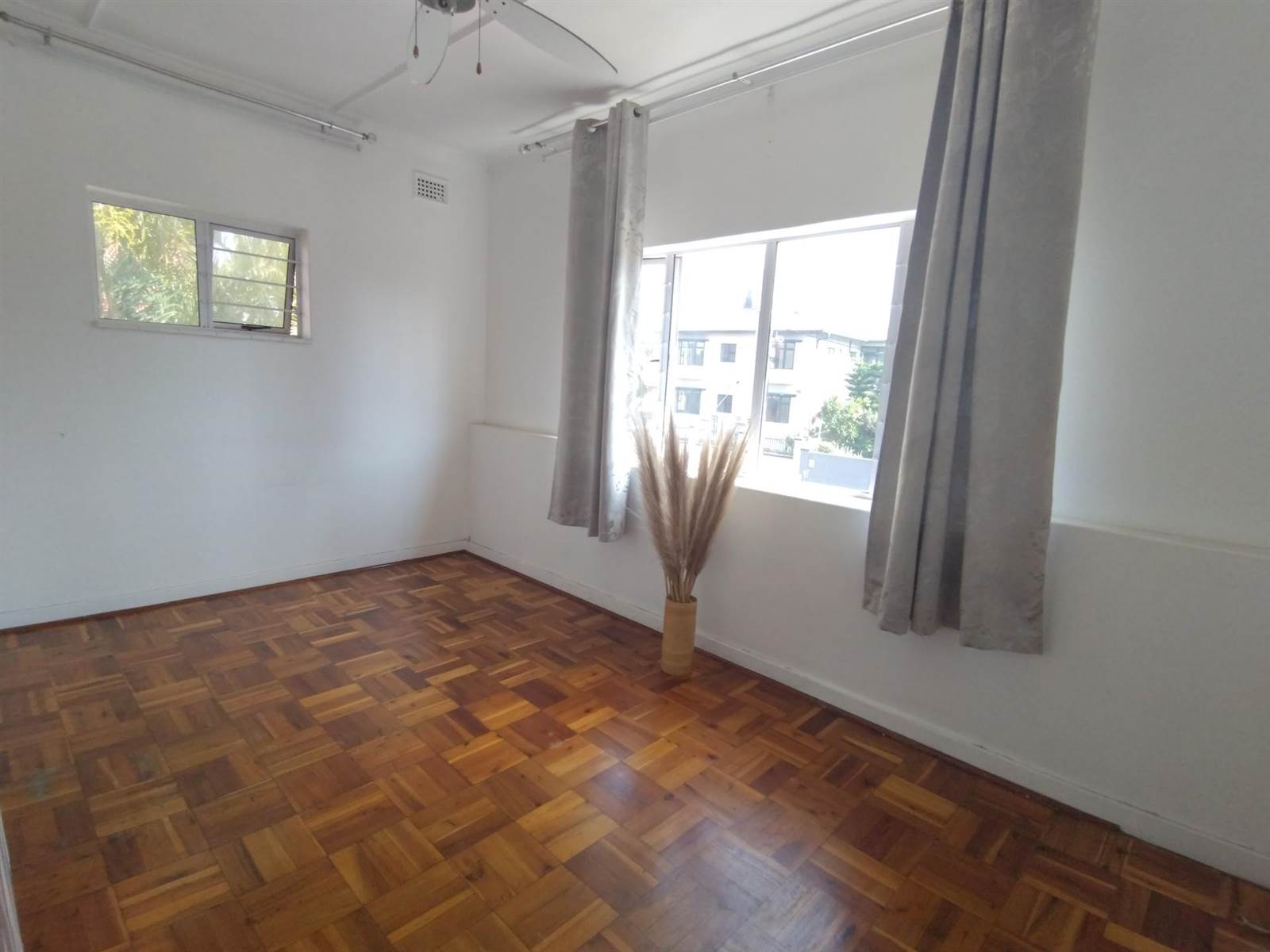 4 Bed Apartment in Bulwer photo number 8