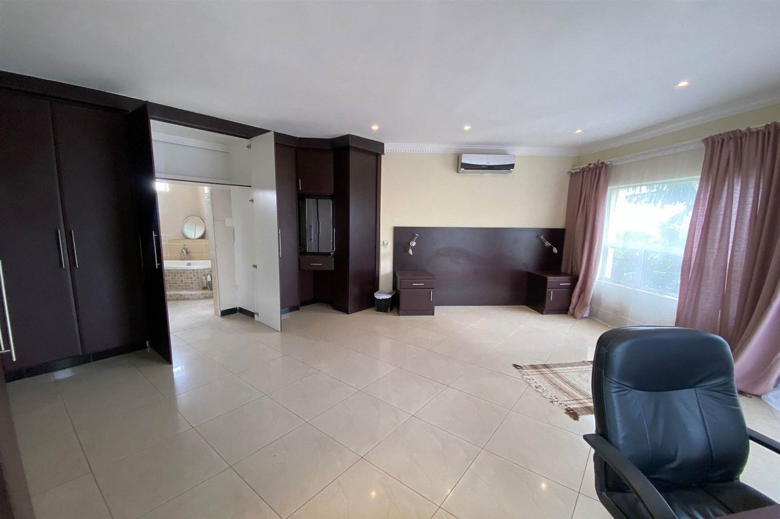 4 Bed House in Isipingo Hills photo number 9