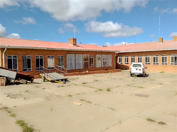 784  m² Commercial space