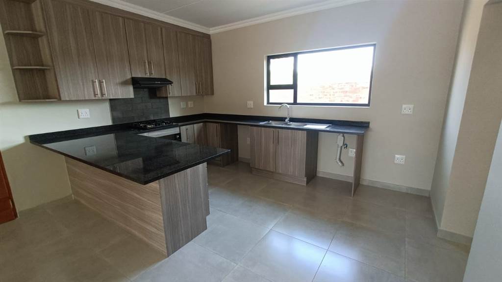 3 Bed Townhouse in Vyfhoek photo number 3