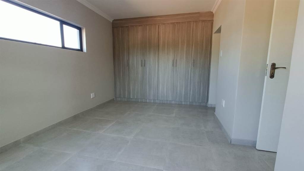 3 Bed Townhouse in Vyfhoek photo number 11