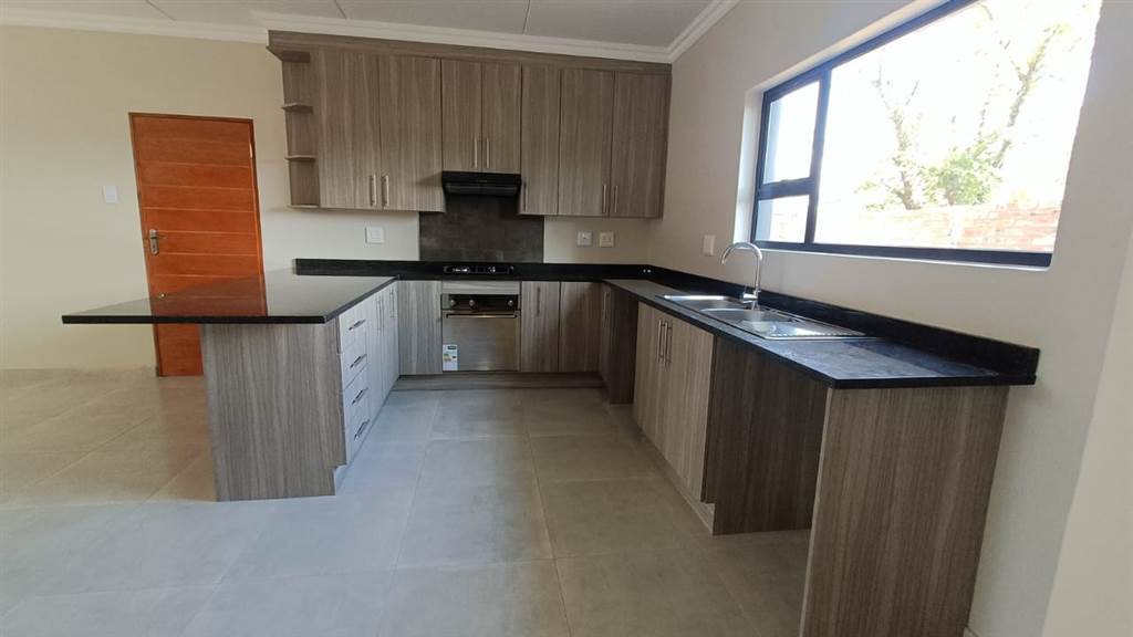 3 Bed Townhouse in Vyfhoek photo number 2