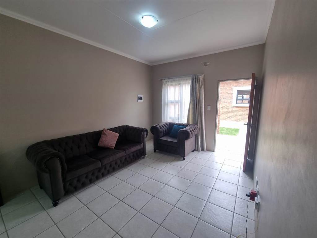 2 Bed House in Trichardt photo number 10