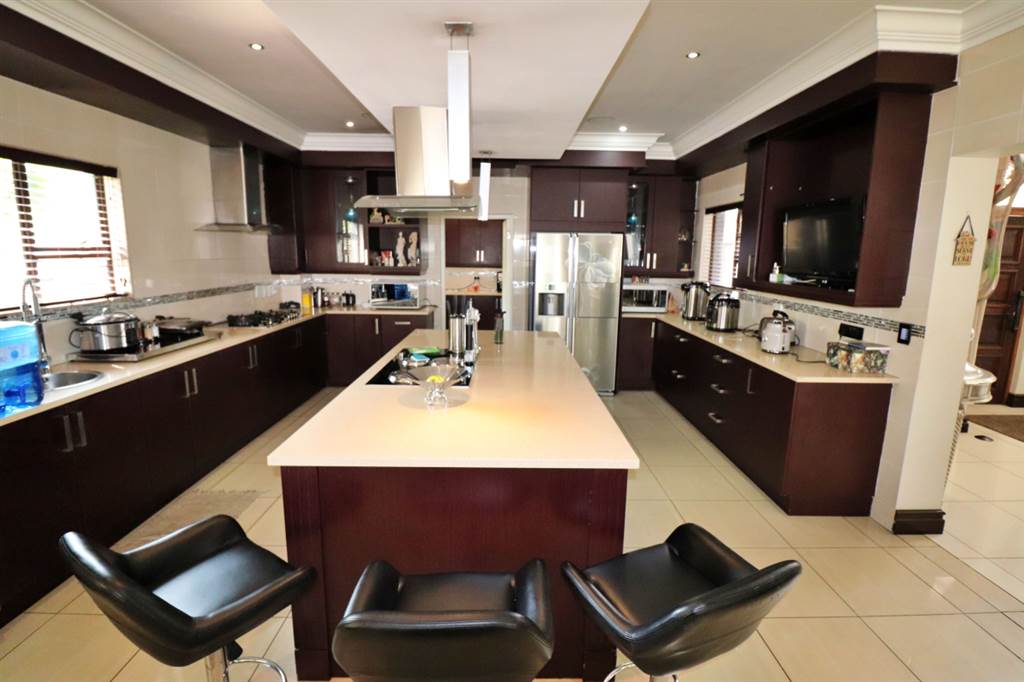 4 Bed House in Bushwillow Park Estate photo number 5
