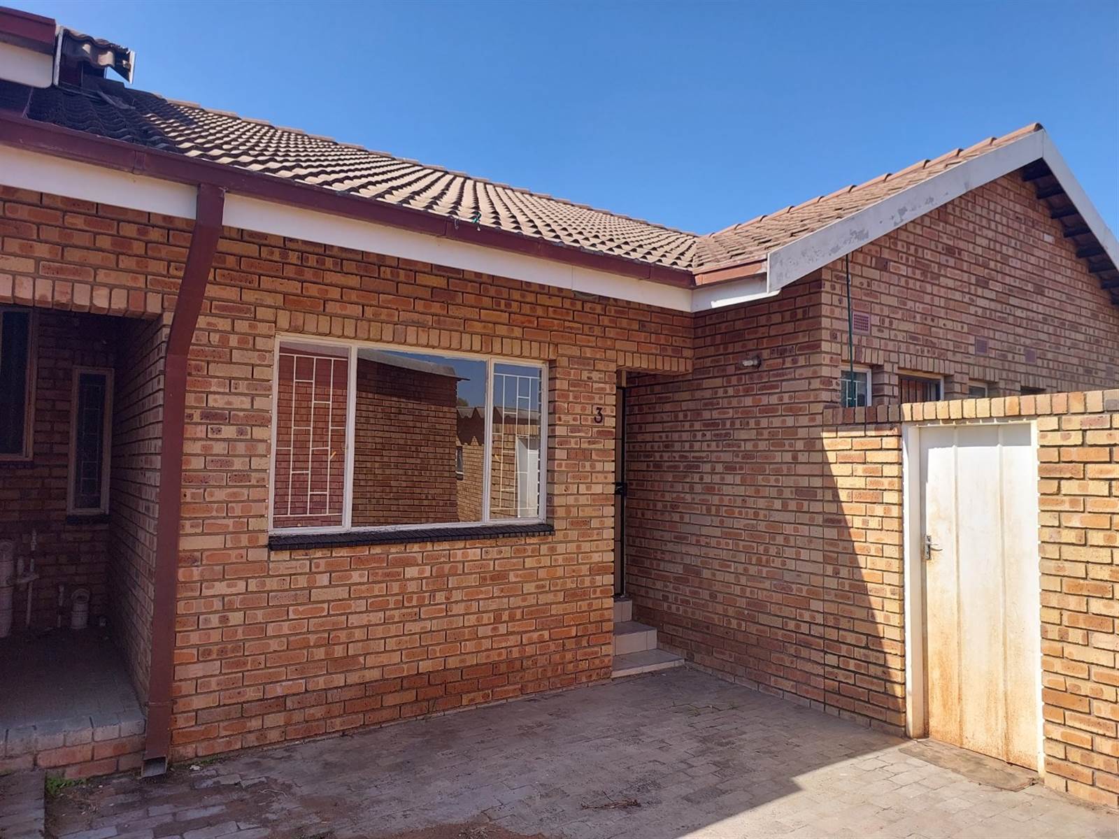 2 Bed Townhouse in Kroonstad photo number 1