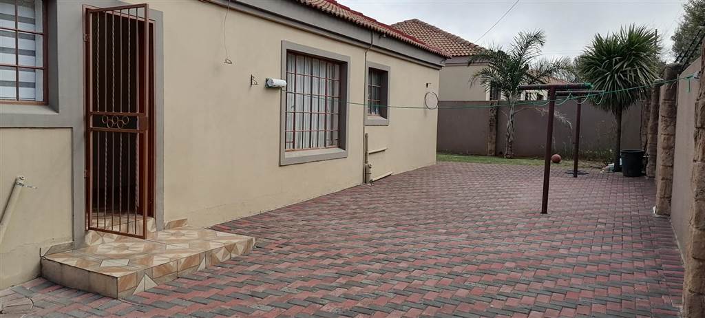 3 Bed Townhouse in Bergsig photo number 25