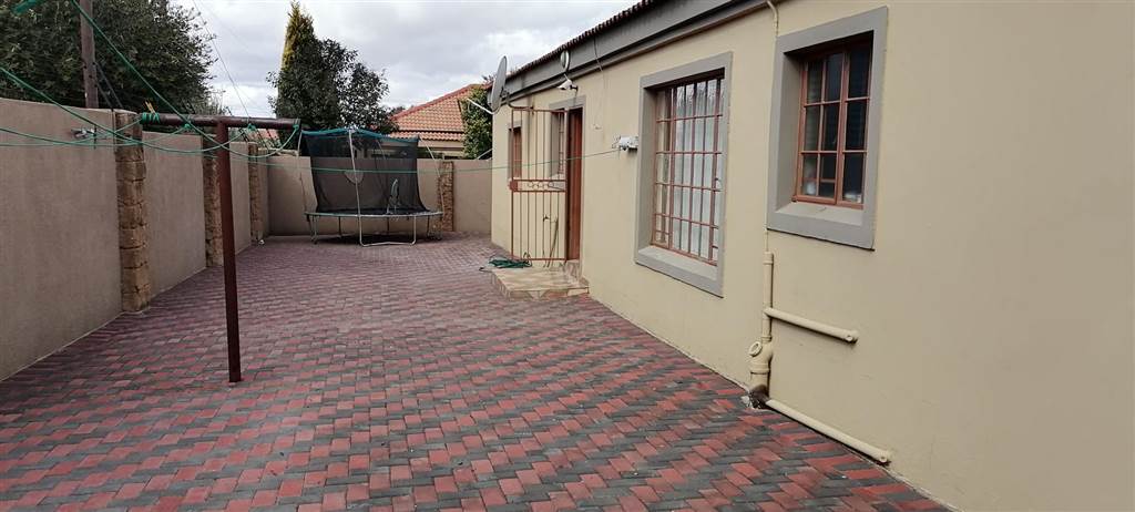 3 Bed Townhouse in Bergsig photo number 22