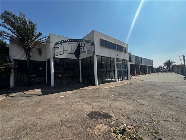 2 300  m² Commercial space