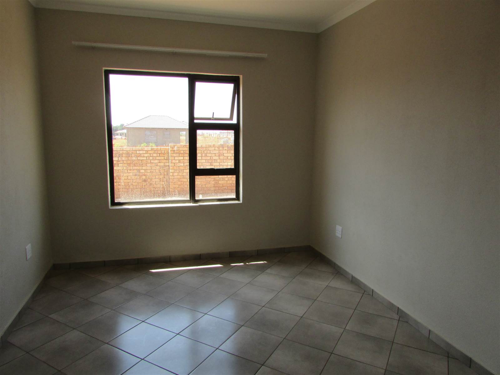 3 Bed Townhouse in Westonaria photo number 4