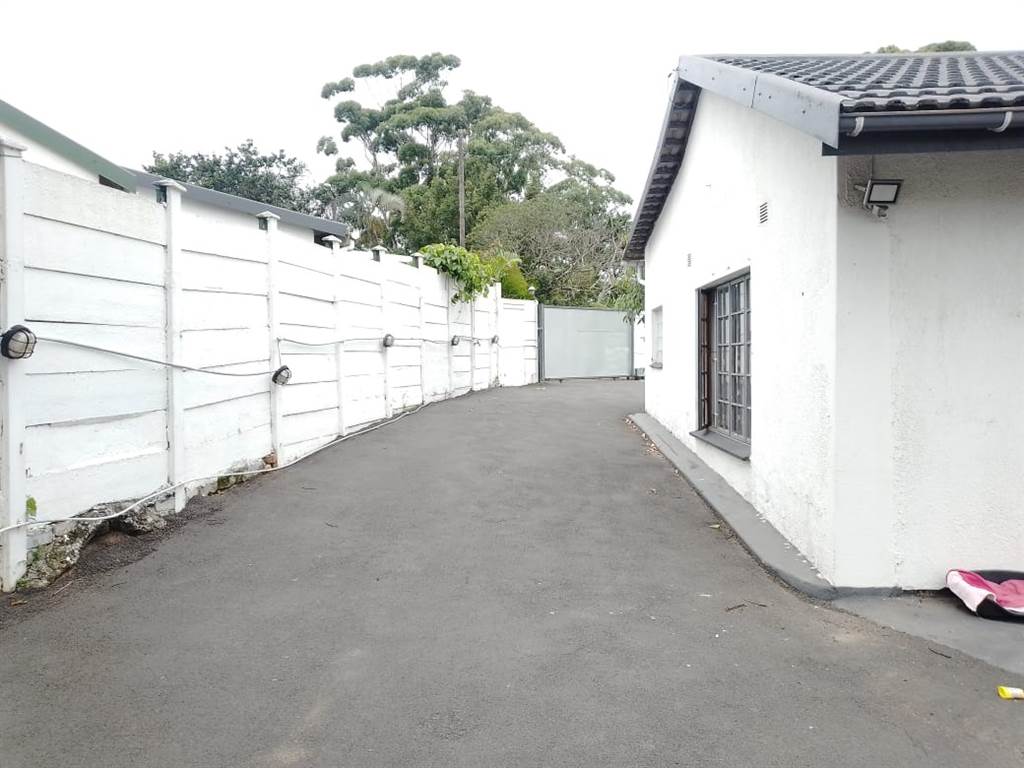 4 Bed House in Illovo Glen photo number 30