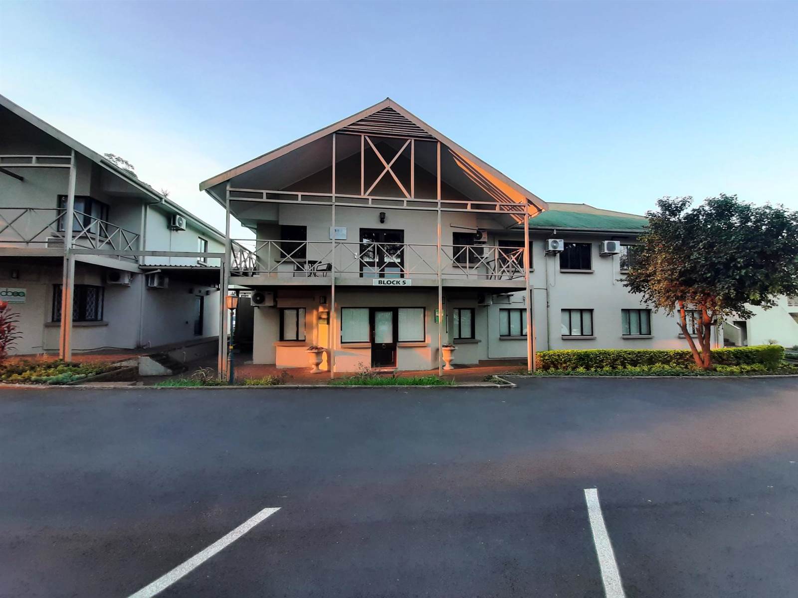213  m² Office Space in Kloof photo number 1