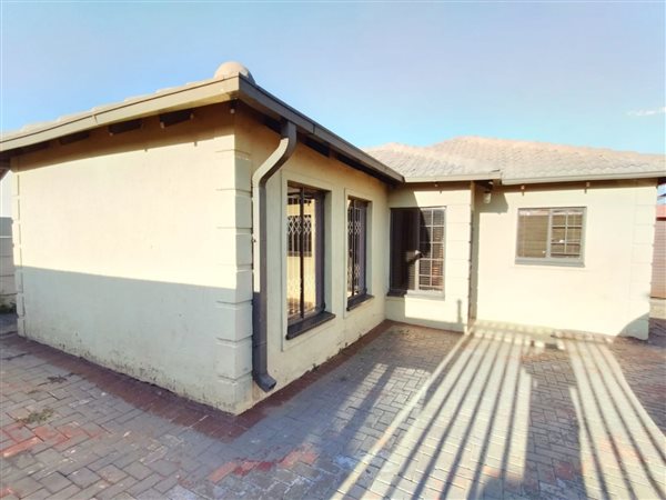 3 Bed House in Lotus Gardens