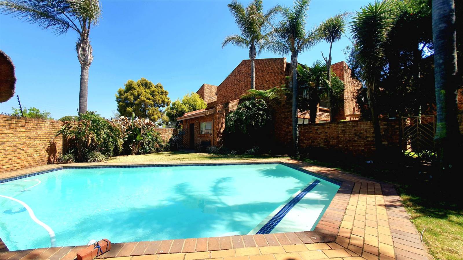 3 Bed Apartment in Sunward Park photo number 6