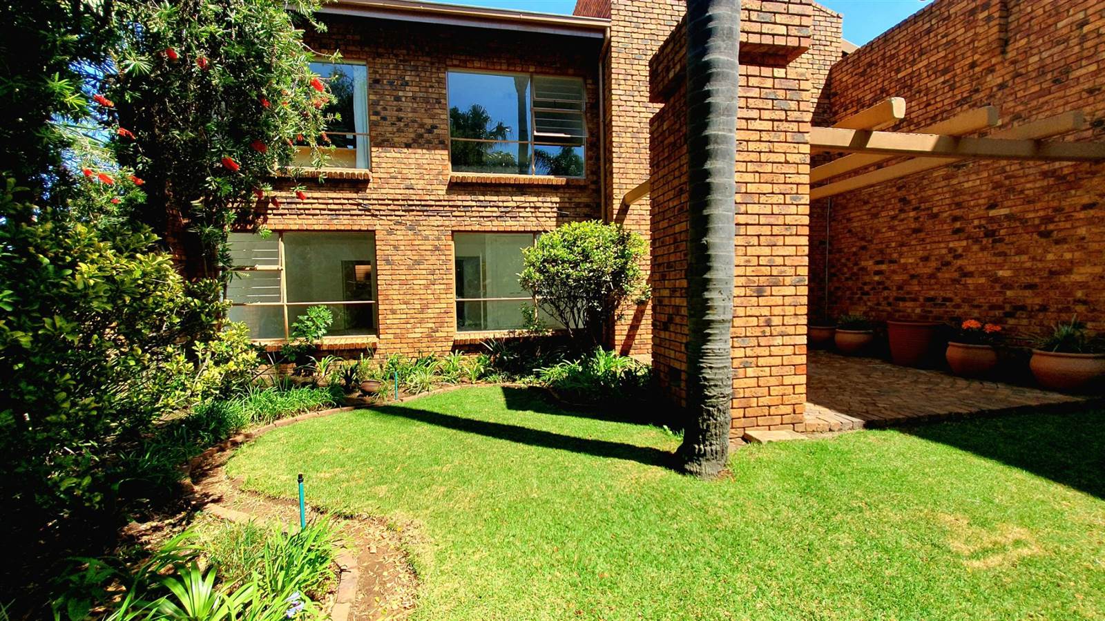 3 Bed Apartment in Sunward Park photo number 1